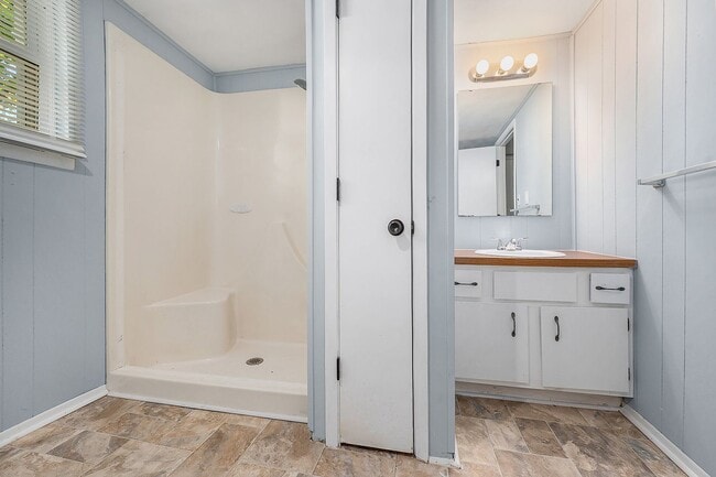 Building Photo - ****AVAILABLE NOW**** Huge Independence Du...