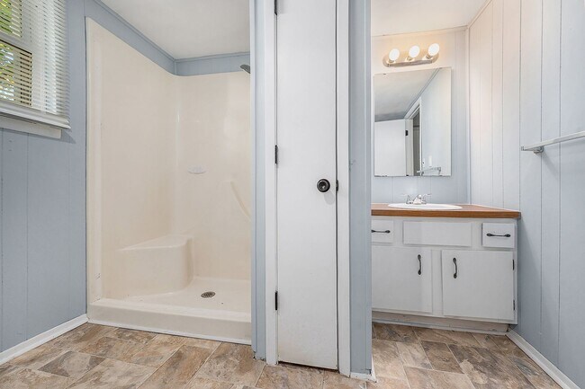 Foto del edificio - ****AVAILABLE NOW**** Huge Independence Du...