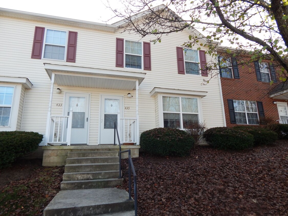 Primary Photo - 4 bed 2.5 Bath Pheasant Run Townhome | 7/1...