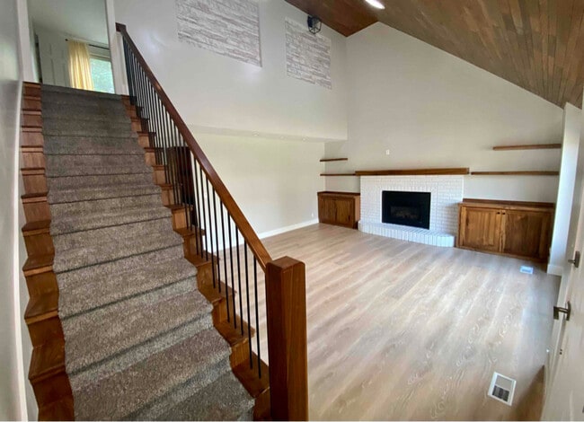 Building Photo - 6041 Fleetwood Dr