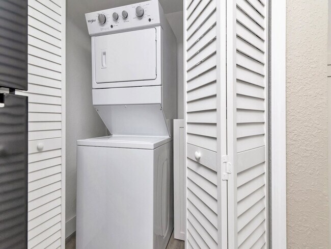 Foto del edificio - Great Location - 1 Bedroom 1 Bath Duplex w/ Backyard