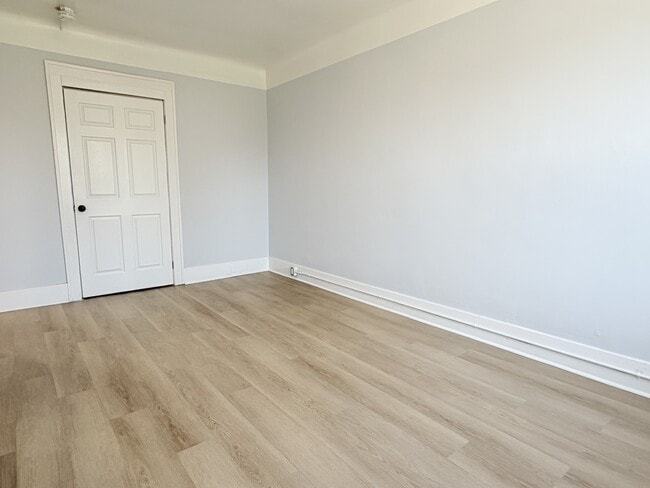 Building Photo - 524 Pitt St W