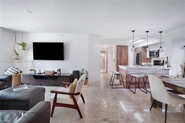 Building Photo - 3 br, 2 bath Condo - 620 SW 111th Ave Apt 101