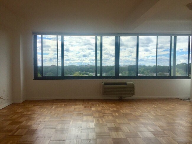 Foto del edificio - GREAT CORNER VIEWS! Wood floor Condo in Perfect DC Location Overlooking McLean Gardens