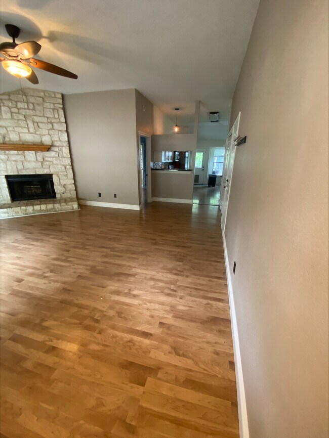Foto del edificio - 702 Spring Hollow Dr