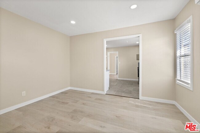 Foto del edificio - 717 W 75th St