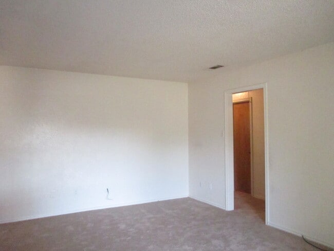 Building Photo - Cozy 3 Bed 2 Bath Duplex Located In Cul-De...