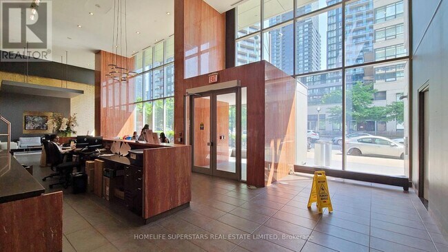 Building Photo - 10 Capreol Ct