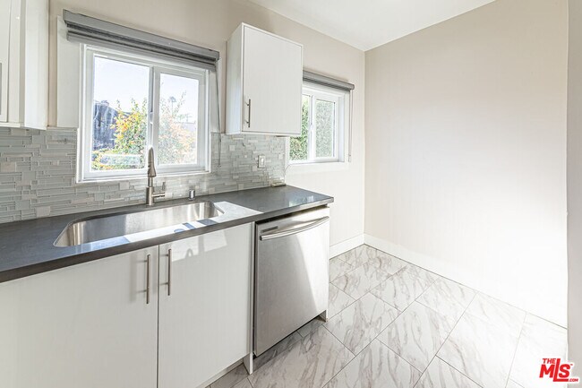 Foto del edificio - 801 Alexandria Ave