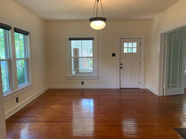 Building Photo - 705 S Park Ave