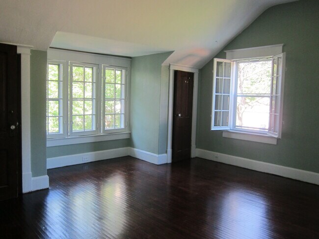 La sala familiar tiene hermosos pisos de madera y mucha luz natural. - 1521 South Center Street