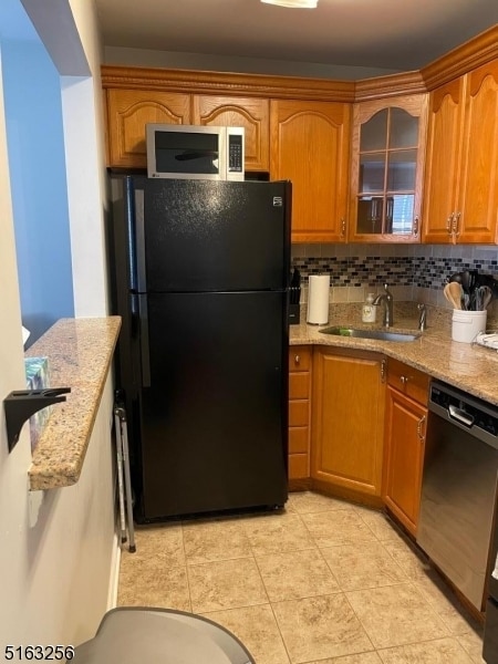 Building Photo - 25 River Rd