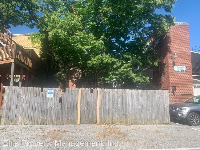 Building Photo - 3 br, 1.5 bath House - 33 N. Queen St., Un...