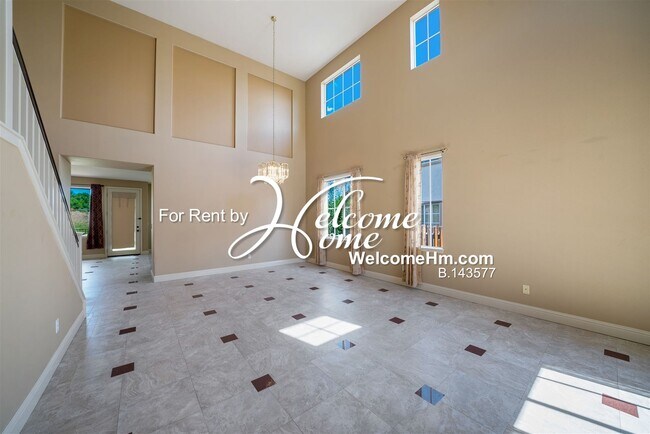 Building Photo - Large Manzanita West Home w/3 Car Garage -...