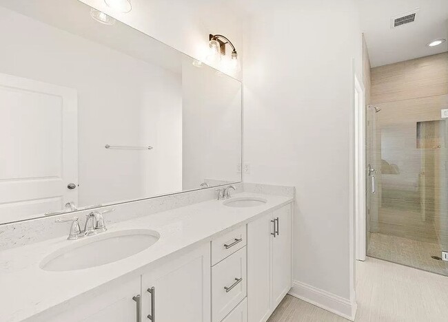 Building Photo - 5658 Fletcher Oaks Dr