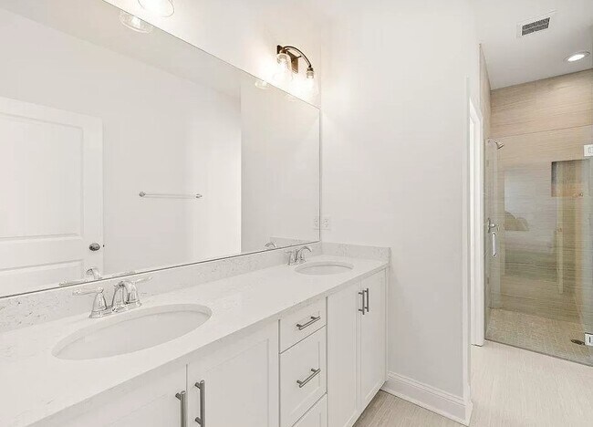 Foto del edificio - 5658 Fletcher Oaks Dr