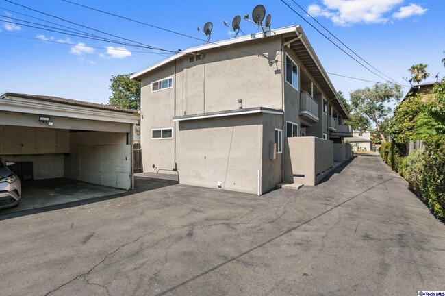 Foto del edificio - 100 S Grand Oaks Ave