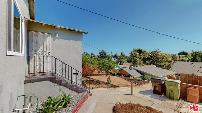 Building Photo - 309 1/2 E Fairview Blvd