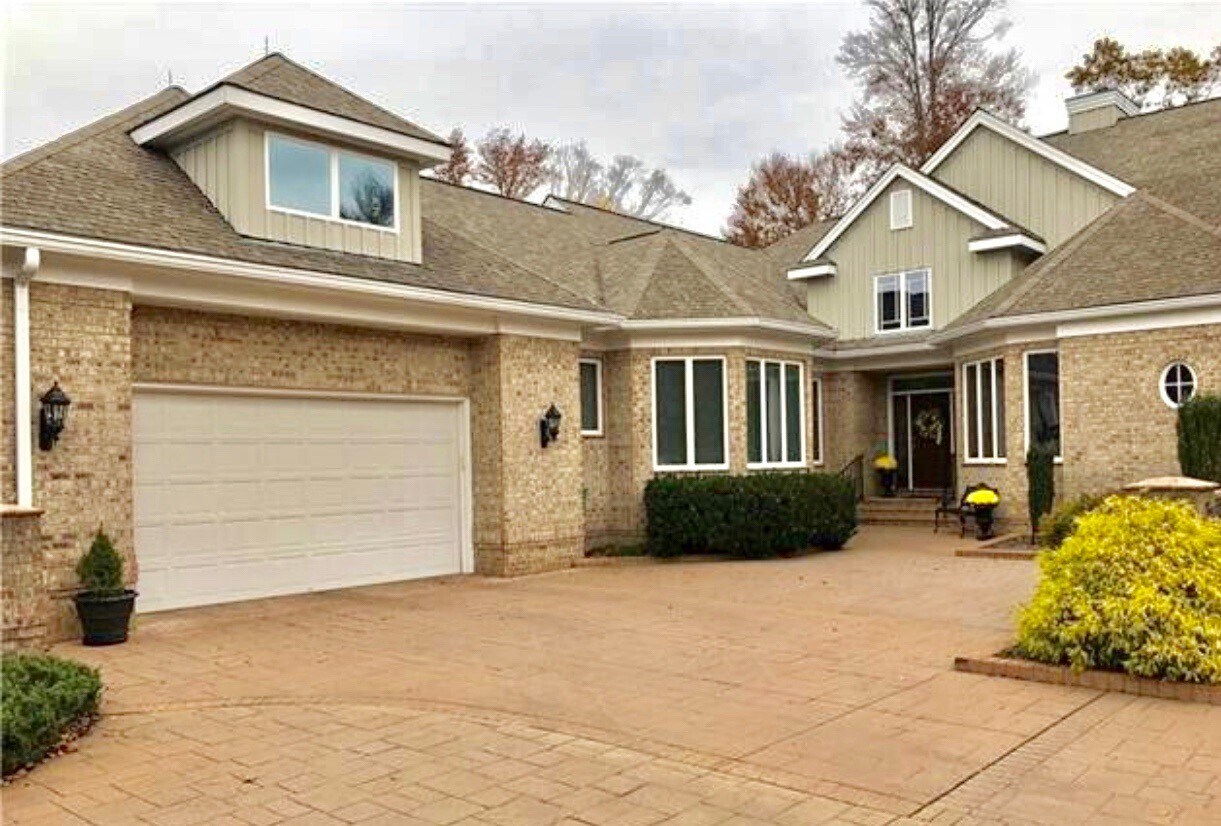Primary Photo - Breathtaking views in the gated golf commu...