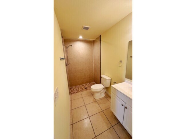 Foto del edificio - 3 Bedroom 2 Bath 1 Car garage Duplex! Convenient Location! SW Cape!