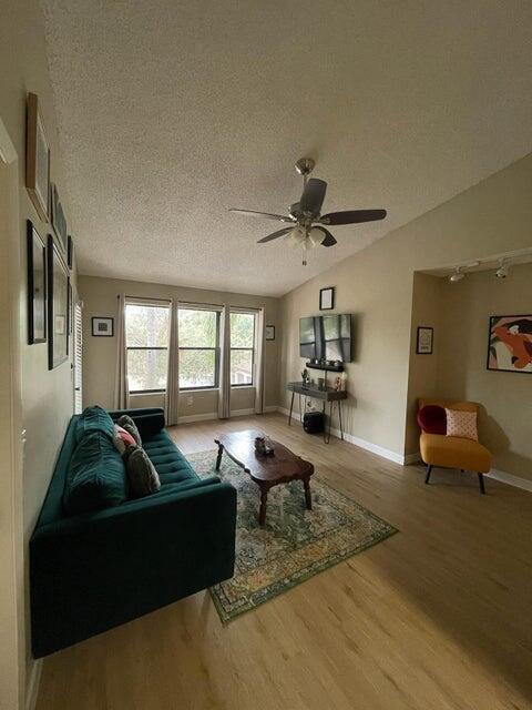 Foto del edificio - 4261 W McNab Rd