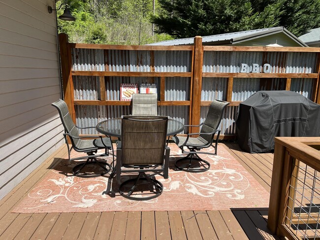 Building Photo - 251 Landwood Ln