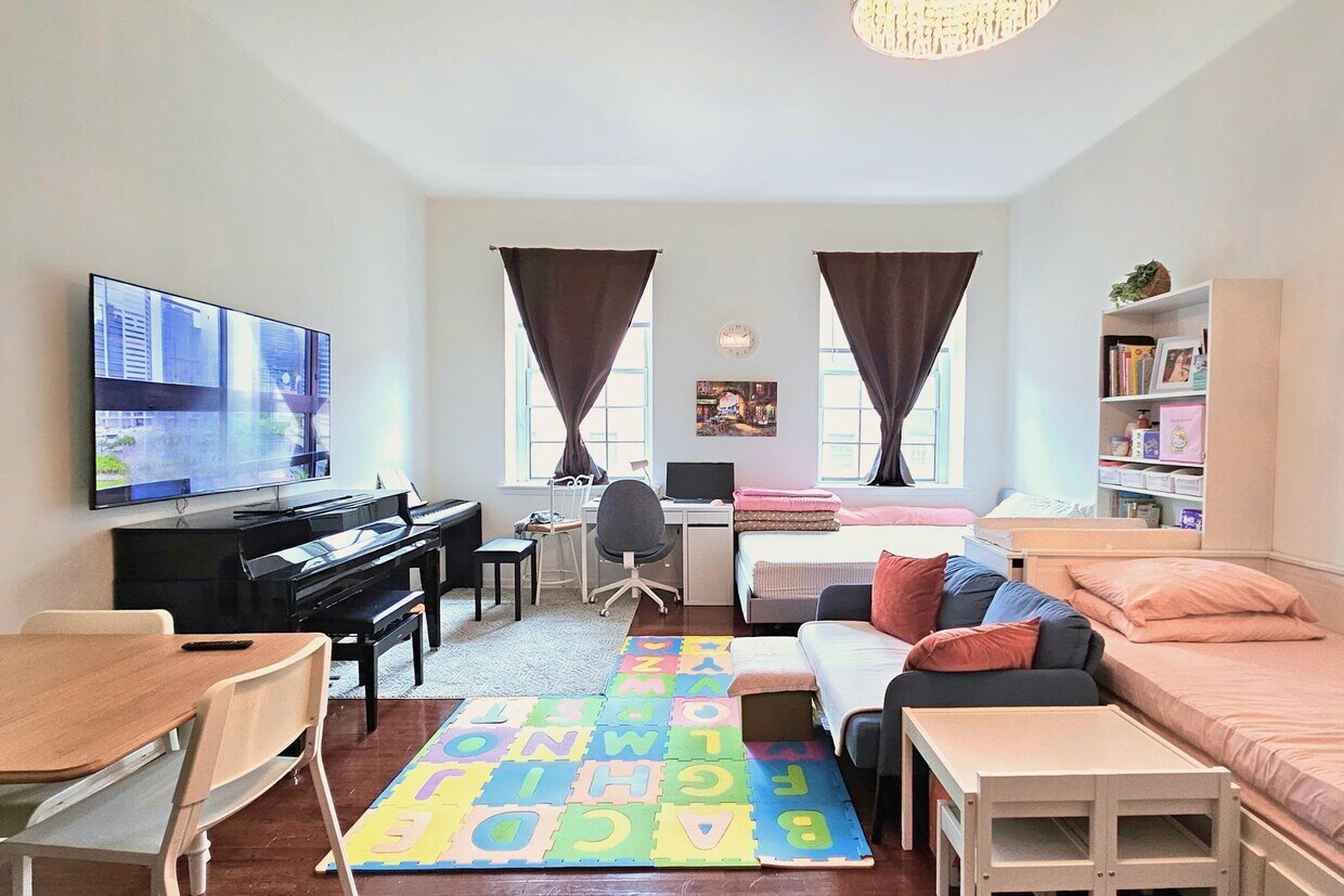 Foto principal - 341 Monmouth St