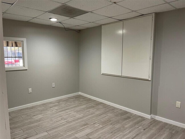 Building Photo - 1345 N Shepherd Dr