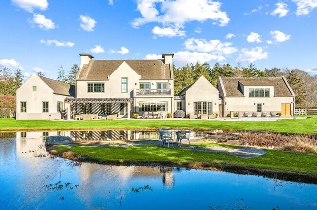 Foto del edificio - 110 Rose Hill Rd