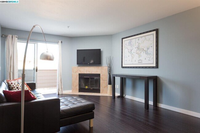 Foto del edificio - Lovely and updated top floor 1/1 condo wit...