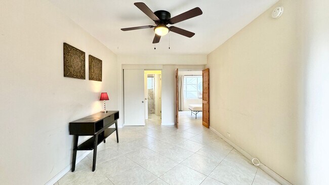 Foto del edificio - 1 BED/1 BATH OFF ALA WAI BLVD - PET FRIENDLY!