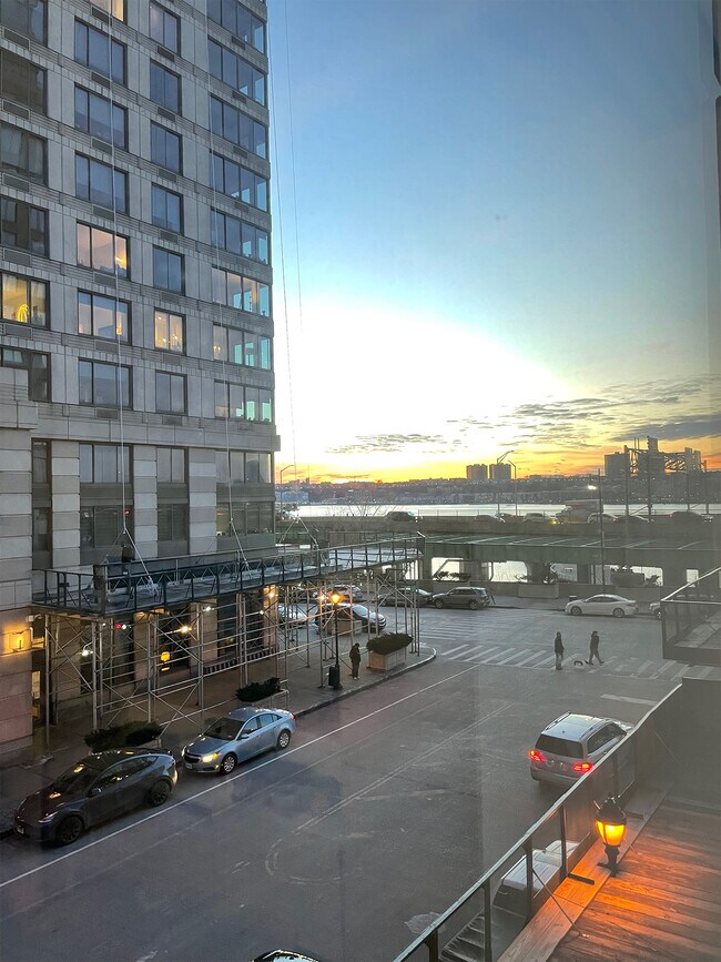 Foto del edificio - 220 Riverside Blvd
