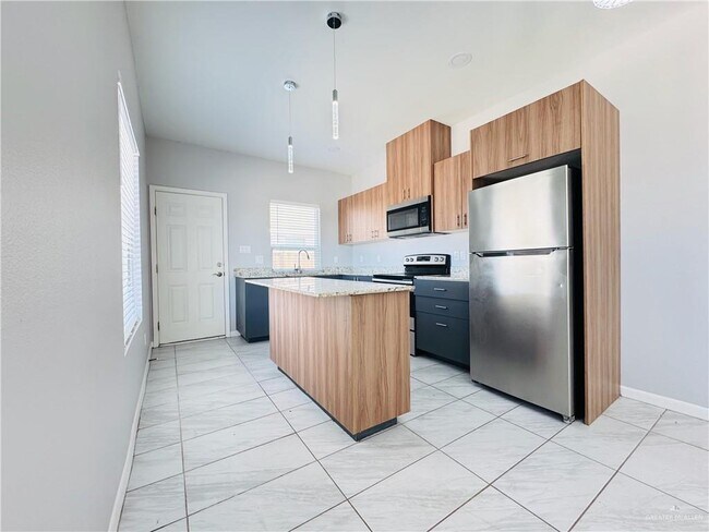 Building Photo - 3913 Bella Costa Dr