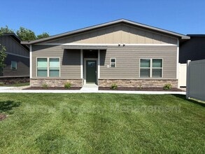 Building Photo - 1215 Claude Rd