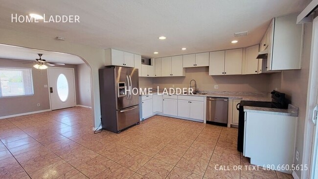 Building Photo - 7031 W Almeria Rd