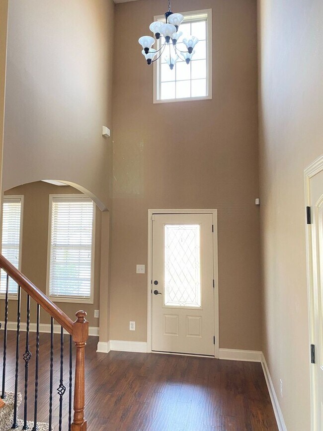Building Photo - Beautiful Home! 4 Bed 2.5 Bath! Rossview S...