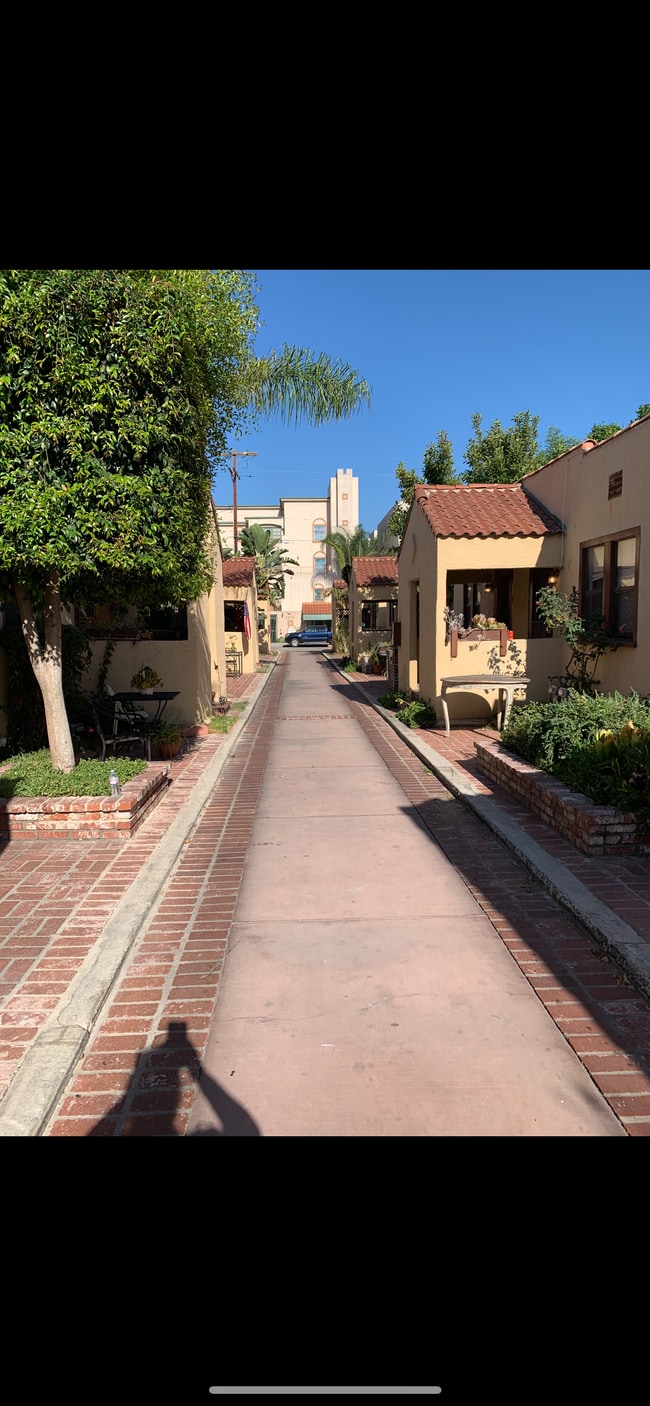 Building Photo - 5031 Bakman Ave