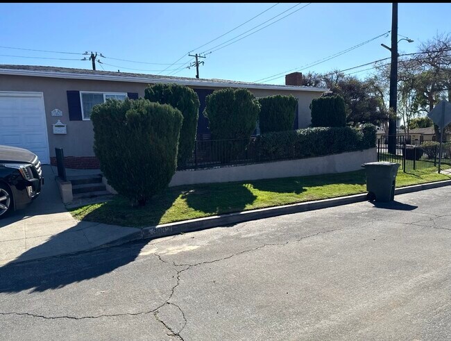 Foto del edificio - 3082 Thurin Ave