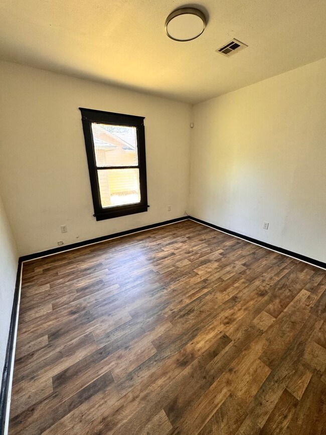 Building Photo - Now Available – 3 Bedroom Home with Bonus ...
