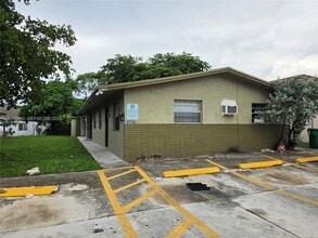 Building Photo - 2736 NW 15th Ct