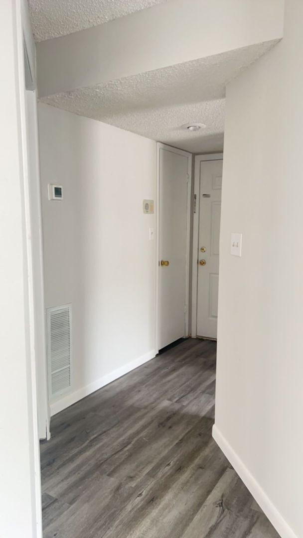 Foto del edificio - For Rent: 1 Bedroom, 1 Bath in a gated com...