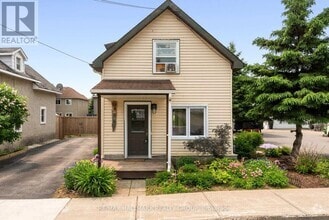 Building Photo - 580 St Louis St