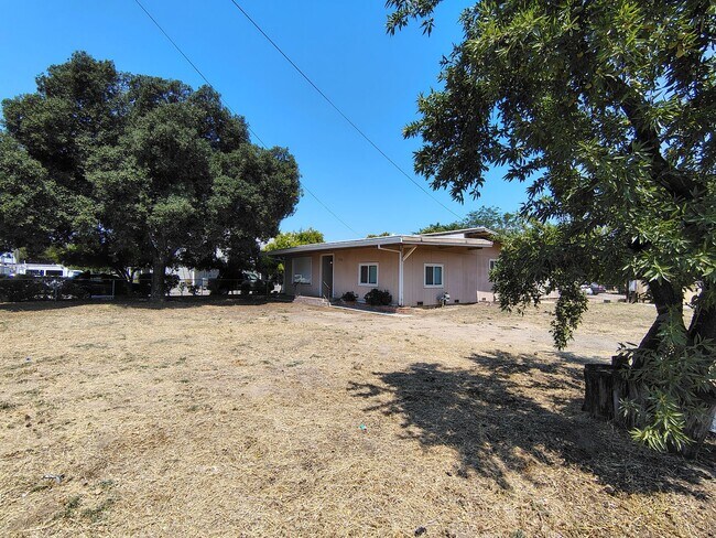 Foto del edificio - 1351 Leonard Ave