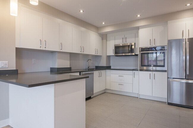 Building Photo - 3495 Rue de la Montagne