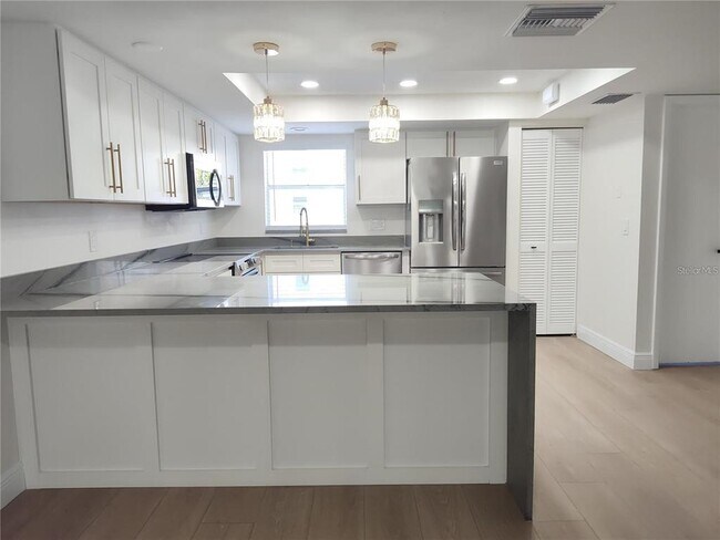 Building Photo - 255 Capri Cir N