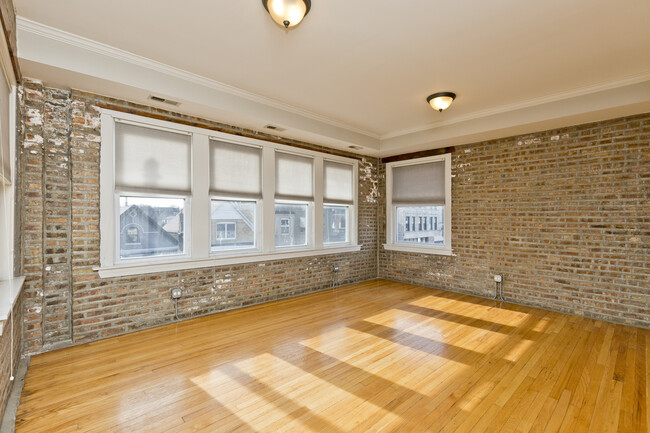 Building Photo - 3041 W Diversey Ave