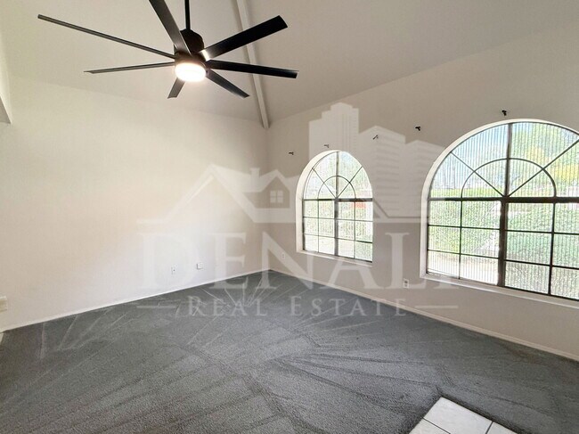 Foto del edificio - 1211 N Miller Rd