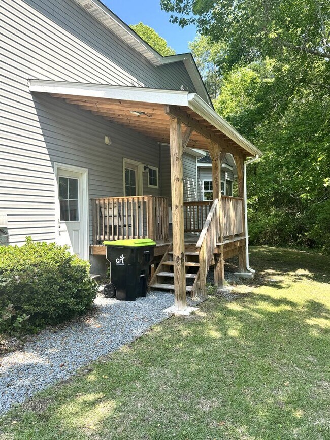 Building Photo - Stunning Home with an Upstairs Apartment or In-law Suite