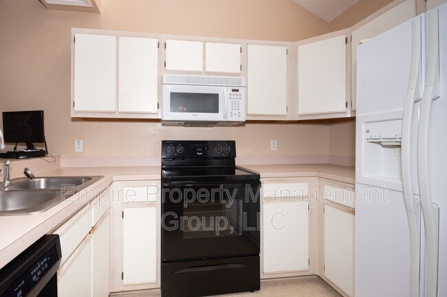 Building Photo - 1005 S Twin Oaks