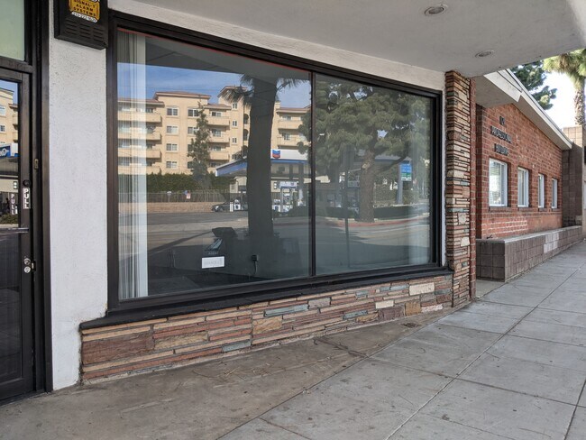 Foto del edificio - 127 S Glenoaks Blvd